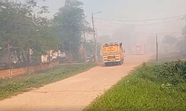 Video: bomberos controlan incendio en zona del aeropuerto Silvio Pettirossi - Nacionales - ABC Color