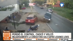 ¡Terrible! Perdió el control de su vehículo, chocó y volcó