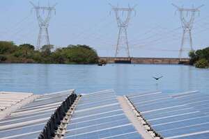 Energizan y  prueban la planta solar flotante de Itaipú en el lado paraguayo - Economía - ABC Color
