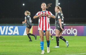 ¡Paraguay golea con un hat-trick de Claudia Martínez y pasa a octavos!
