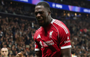 Versus / Liverpool rompe su mala racha con una goleada en Frankfurt