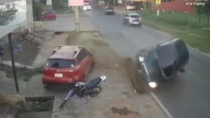 Video: Conductora perdió el control de su vehículo, chocó y volcó en Luque