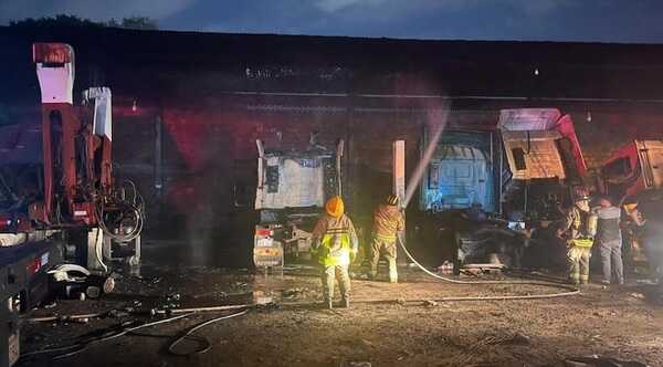 Imputan a empleado de taller que incendió camiones tras discusión con su jefe - Noticiero Paraguay