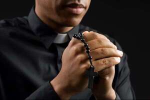 Imputan a sacerdote congoleño por coaccionar a adolescentes en un noviciado
