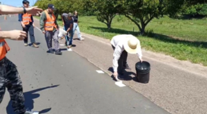 CIUDADANOS DE AYOLAS TOMAN ACCIÓN ANTE LA FALTA DE SEÑALIZACIÓN EN LA RUTA PY01 - «TVS DIGITAL»