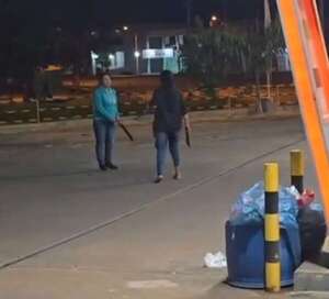 Video: investigan filmación donde se ve a mujeres armadas con machetes y pistola   - Nacionales - ABC Color