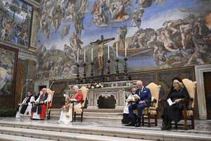 Oficio histórico: Carlos III y el papa León XIV rezan juntos en la Capilla Sixtina - Mundo - ABC Color
