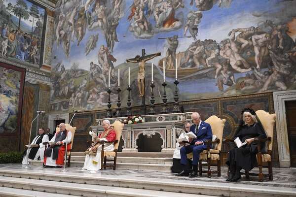 Oficio histórico: Carlos III y el papa León XIV rezan juntos en la Capilla Sixtina - Mundo - ABC Color
