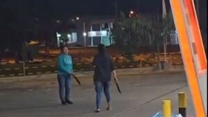 Video: Mujeres se desafían con machetes en una gasolinera de Yby Yaú