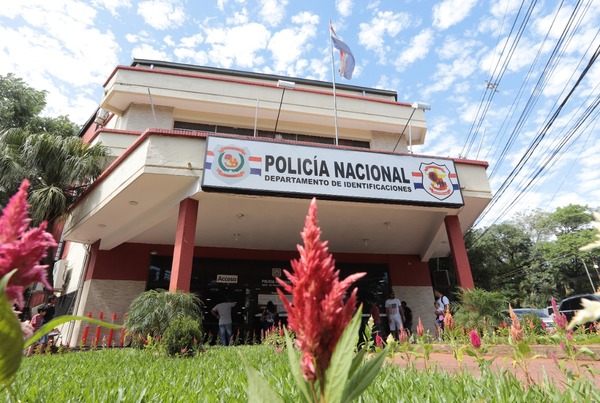 11 policías de Identificaciones detenidos por proveer cédulas a extranjeros - trece