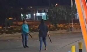 Mujeres se desafían con machetes en una gasolinera de Yby Yaú – Prensa 5