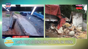 Camión perdió los frenos y chocó contra la muralla de una vivienda en Lambaré
