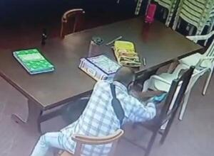 Popular / Oike en escuela ha omonda billetera de profe