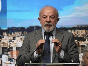 Lula confirma candidatura presidencial para 2026
