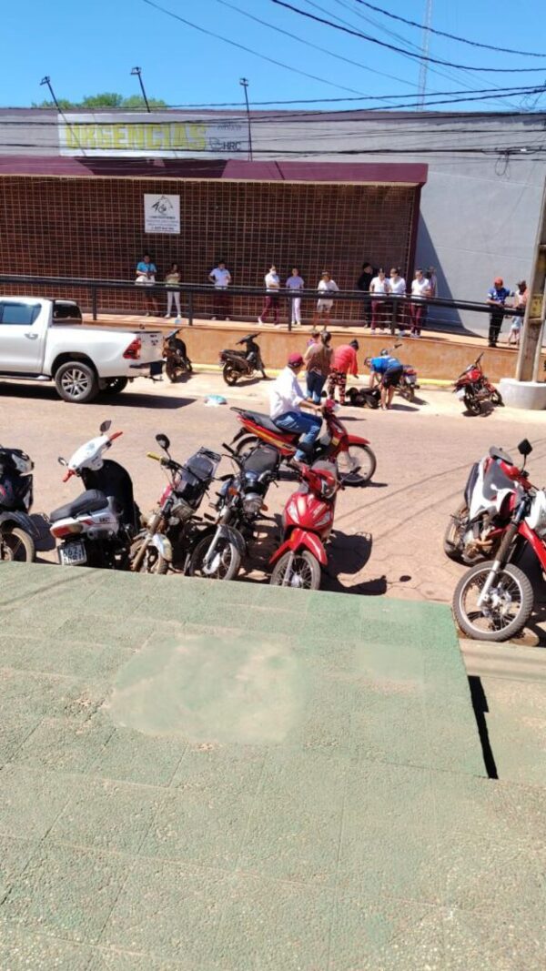 Mujer con problemas mentales mordió a un hombre frente al Hospital Regional de Concepción