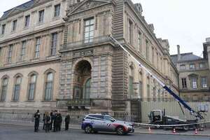 Vídeo del Louvre: así escaparon los ladrones que robaron joyas históricas - Mundo - ABC Color