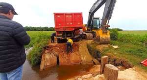 Puente de hormigón se desploma en María Antonia y deja aisladas a comunidades rurales - Nacionales - ABC Color