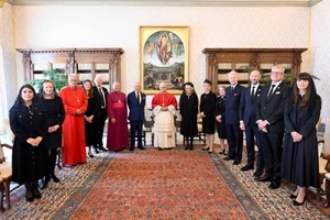 Por primera vez en casi 500 años, un monarca británico rezó en la Capilla Sixtina: histórica reunión de Carlos III y el papa León XIV - ADN Digital