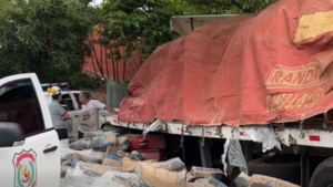 Camión con 27 toneladas de cemento pierde los frenos y choca contra una vivienda en Lambaré