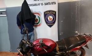 Víctima reconoce su moto robada tras dos años y logra recuperarla