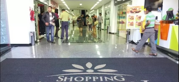 Hombre se habría olvidado de su hijo en un shopping de Ciudad del Este - trece