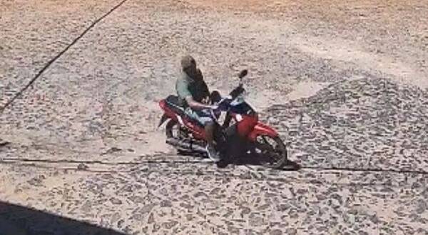 ¡Cada tavyrón que hay! ¡Un motoca baleó a un perro frente a un colegio!