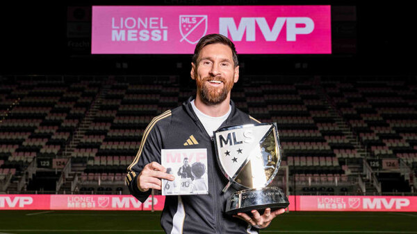 Versus / "Me alegra poder seguir aquí", dice Messi tras renovar con el Inter Miami