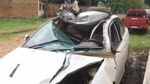 Policía choca contra un camión, una peluquería, un taller y tres motocicletas en San Antonio