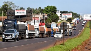 El caótico tráfico de camiones se enseñorea entre CDE y Minga Guazú