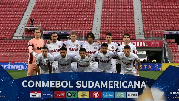 Hinchas de la U de Chile apedrean el bus del Lanús