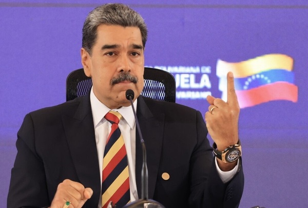 Maduro ordena a los venezolanos iniciar una "huelga general" en caso de ataque contra el país