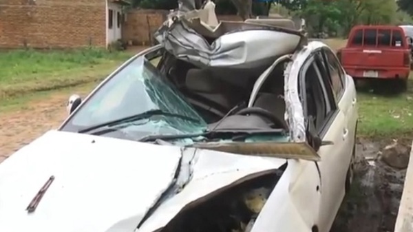 Un policía chocó contra un camión, una peluquería, un taller y tres motos en San Antonio