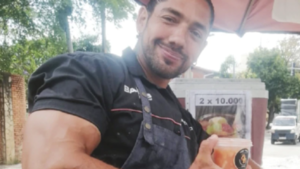 Frutero viral de Asunción, conquista las redes y también a las doñas