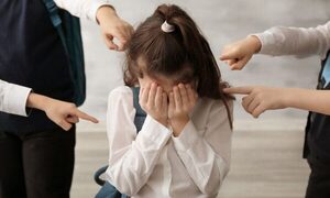Padres de alumna trans denuncian discriminación en un colegio de Fernando de la Mora