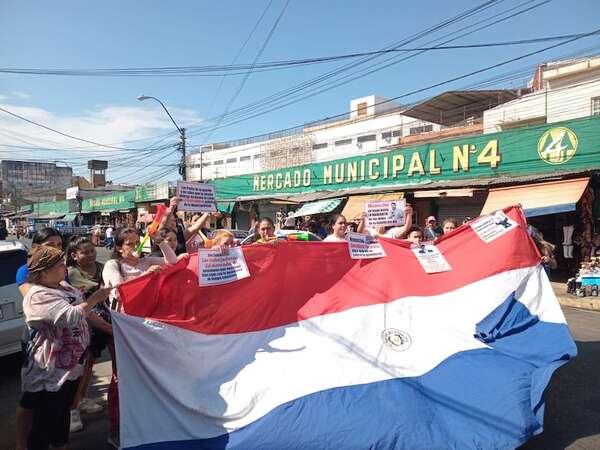 Madres se manifiestan ante posible cierre de la guardería del Mercado 4 - Nacionales - ABC Color