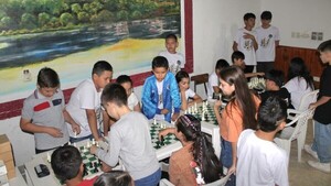 "Niños que iban mal en matemáticas ahora están mejorando muchísimo con el ajedrez"