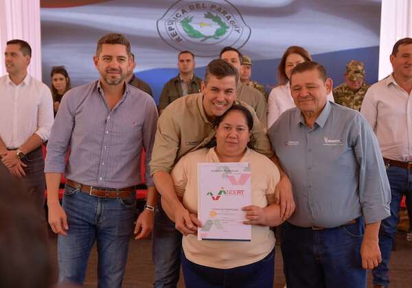 Peña entregó los primeros títulos de propiedad a familias asentadas en Marina Cué - Política - ABC Color