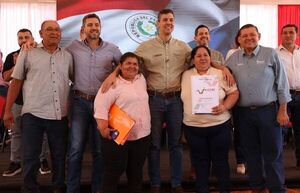 Histórica entrega de títulos de propiedad en Marina Cué es un gesto para sanar heridas