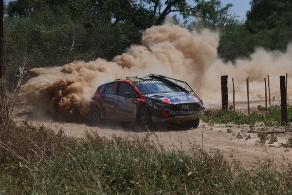 Versus / Fau Zaldívar cierra la primera etapa del Transchaco Rally por delante de todos