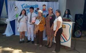 Colegio de Itauguá rinde homenaje a docente, autora del libro Ñandutí - Nacionales - ABC Color