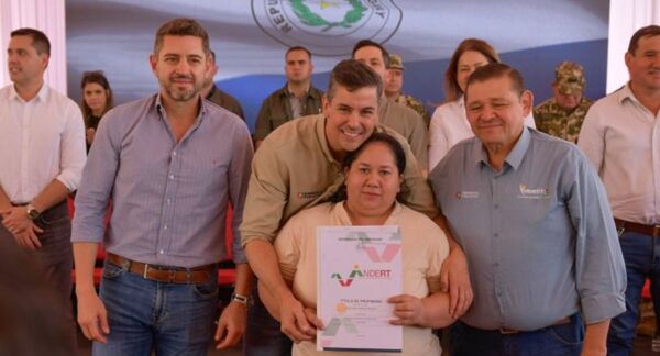 Gobierno entrega títulos de propiedad en Marina Cué