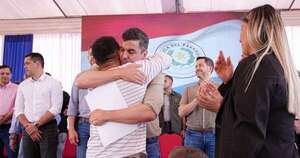 La Nación / Marina Cue deja atrás masacre recibiendo títulos de propiedad