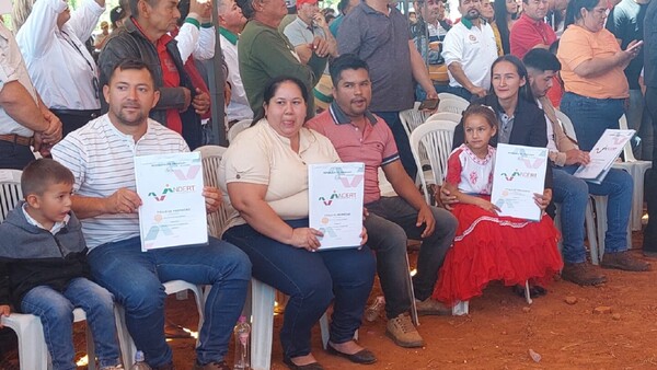 Marina Cué recibe títulos tras 13 años de la matanza