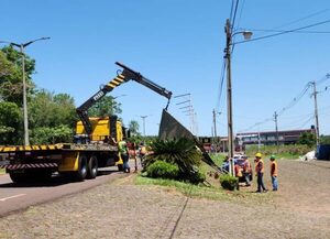 Retiran carteles ilegales en la Ruta PY03 en Saltos del Guairá