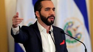 Bukele anunció pago anticipado de aguinaldos a empleados públicos
