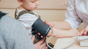 Hipertensión en niños: médicos alertan sobre impacto del sedentarismo y la mala alimentación