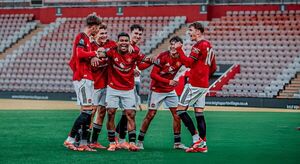 Popular / León se mandó un golazo con la camiseta del Manchester United