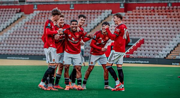 Popular / León se mandó un golazo con la camiseta del Manchester United