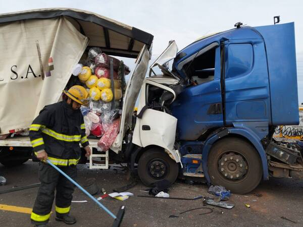 Un fallecido y un herido de gravedad tras choque frontal entre dos camiones