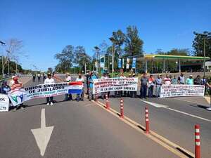 Jubilados de Tebicuary volverán a cerrar rutas tras incumplimiento de acuerdo con el gobernador - Nacionales - ABC Color